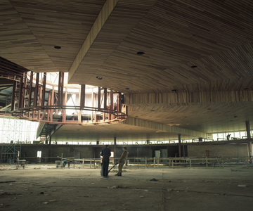 800010 Interieur van het in aanbouw zijnde N.S.-station Schiphol te Schiphol: hal.